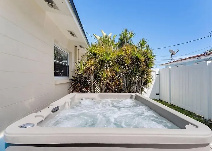 Saltwater-bubbles 2-indian Rocks Apartment *